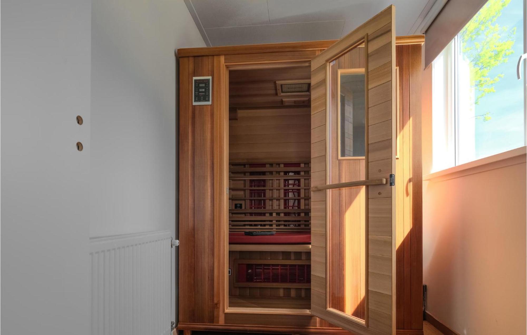 Nice Home In Heinkenszand With Sauna Экстерьер фото
